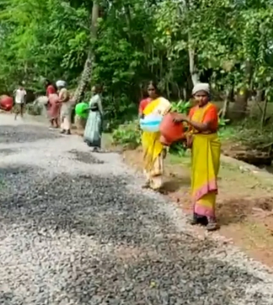 திருவாரூர்: ஊர்கூடி தார்ச்சாலை அமைத்த கிராம மக்கள்... கவனம் ஈர்க்கும் புத்தகரம் கிராமம்!