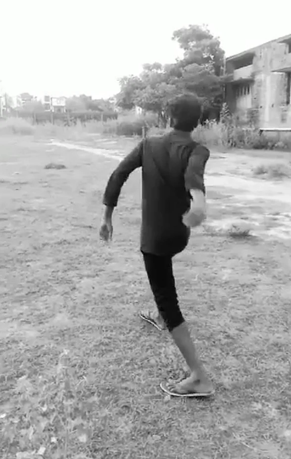 நாட்டு வெடிகுண்டு வீசும் தர்மசீலன்