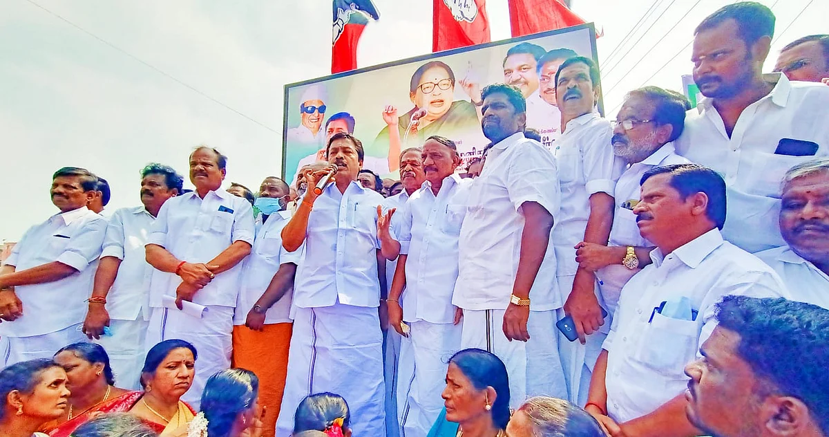 கண்டன ஆர்ப்பாட்ட கூட்டத்தில் சி.வி.சண்முகம்.