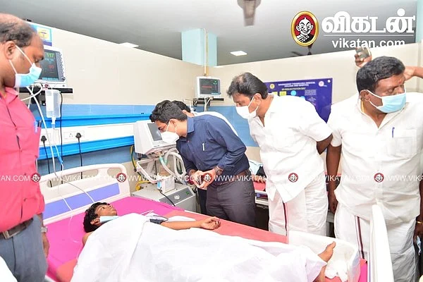 காயமடைந்தவர்களுக்கு கலெக்டர் விஷ்ணு ஆறுதல்