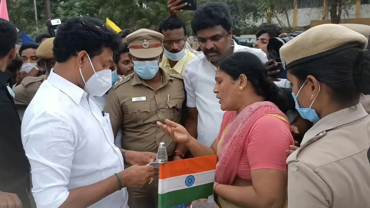 அமைச்சர் அன்பில் மகேஷிடம் குறையைக் கூறும் பெண்