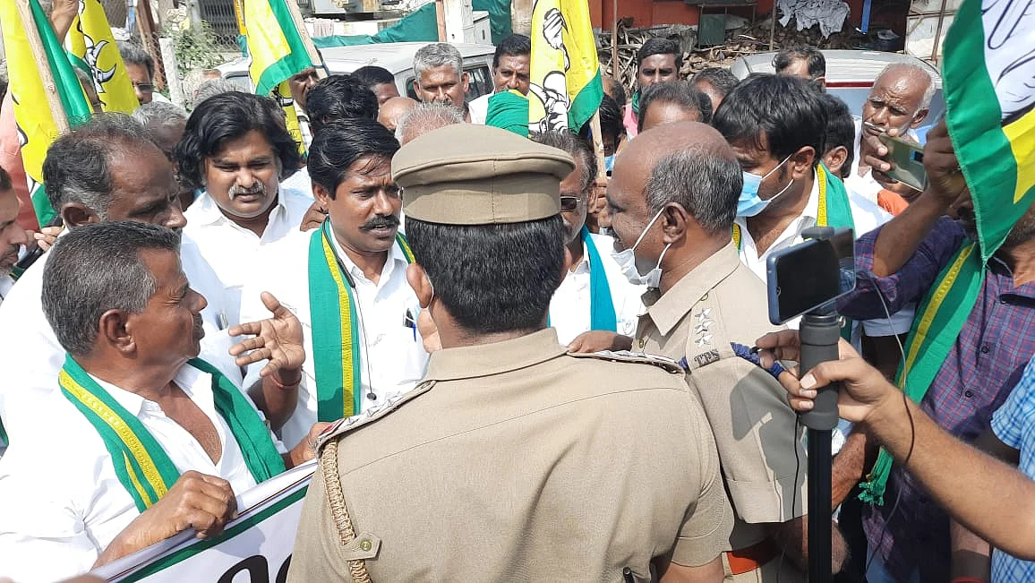 போராட்டத்தில் ஈடுபட்ட விவசாயிகள்
