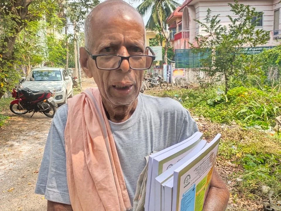 82 வயதில் 25-வது பட்டப்படிப்புக்கு விண்ணப்பித்த முதியவர்; சால்வை அணிவித்துப் பாராட்டிய துணைவேந்தர்!