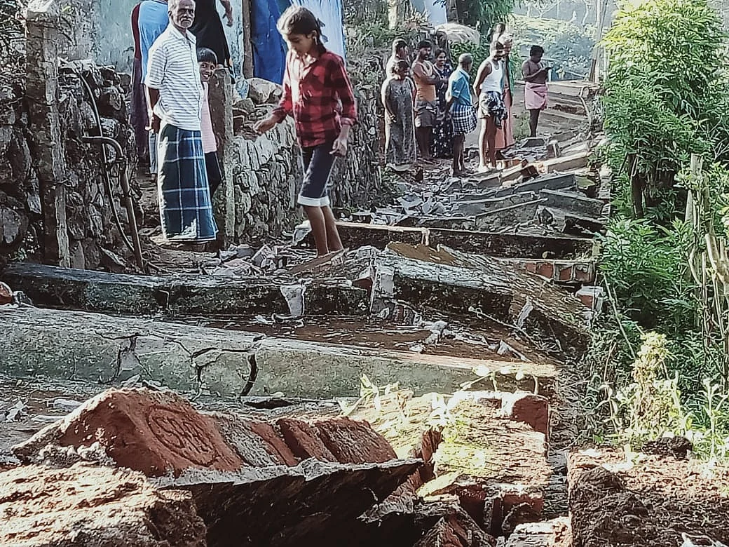 இடிந்து விழுந்த அரசுப்பள்ளி சுற்றுச்சுவர்