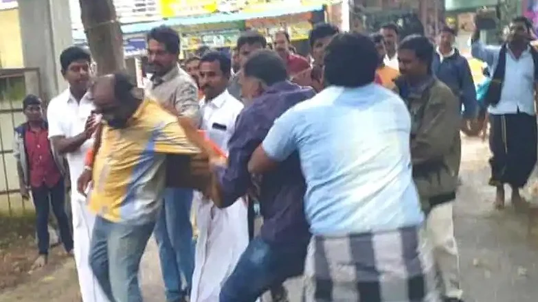 கராத்தே மாஸ்டரை அடித்து இழுத்துச் செல்லும் ஊர்மக்கள்