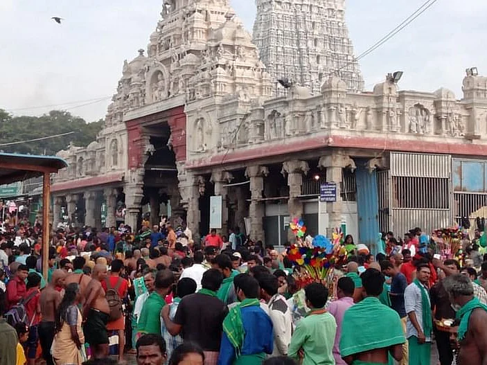 திருச்செந்தூர்: சந்நிதியில் பக்தரிடம் திருடப்பட்ட 39 சவரன் தங்க நகைகள் - மர்ம ஆசாமிக்கு போலீஸ் வலை!