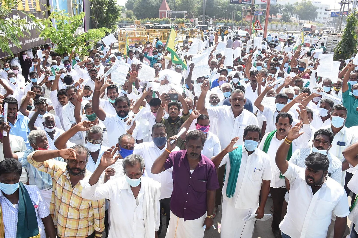 போராட்டத்தில் ஈடுபட்ட விவசாயிகள்