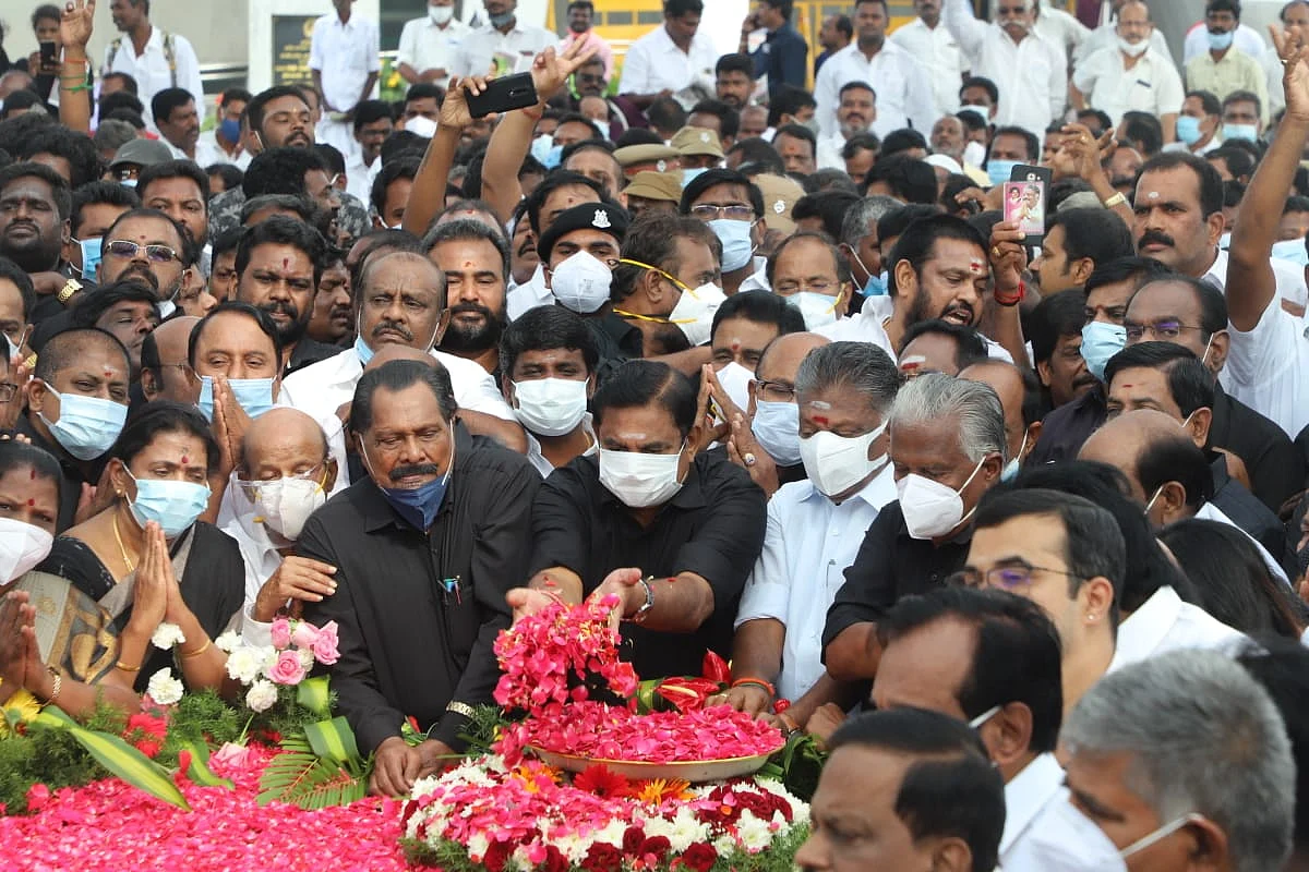 ஜெயலலிதா நினைவிடத்தில் எடப்பாடி பழனிசாமி, ஓ.பன்னீர்செல்வம்