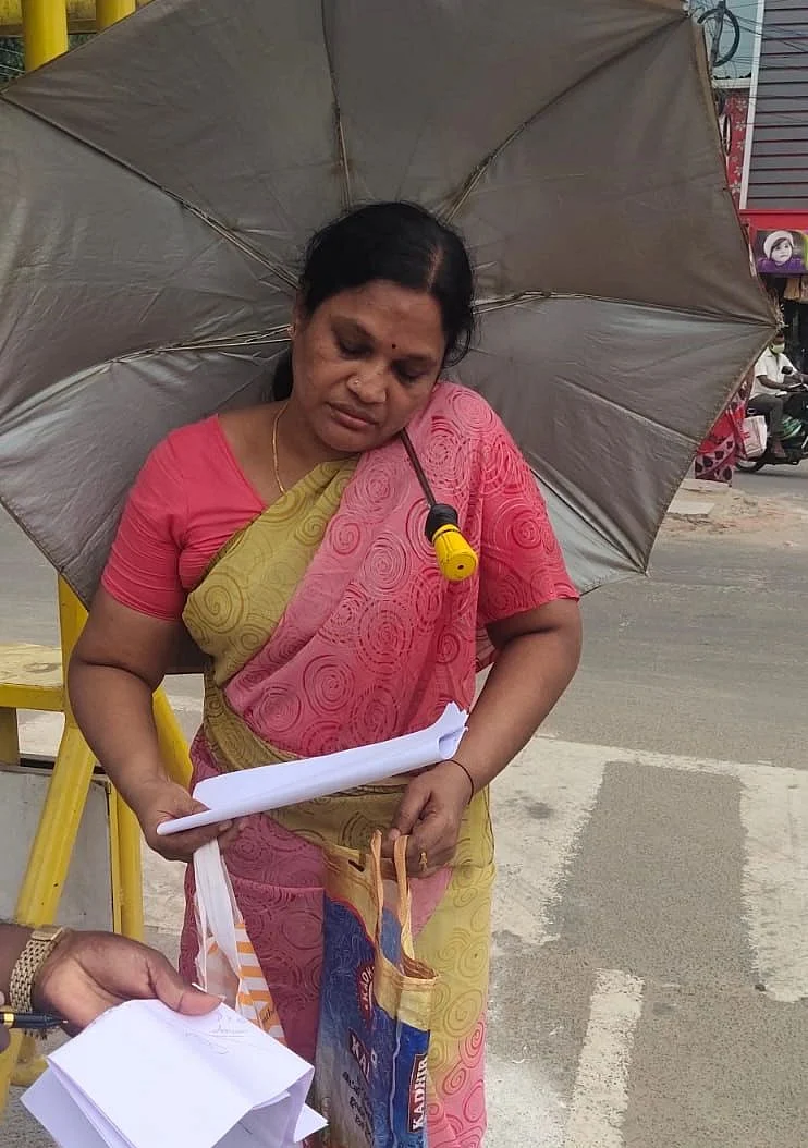 அமைச்சரிடம் புகார் அளித்த பெண்