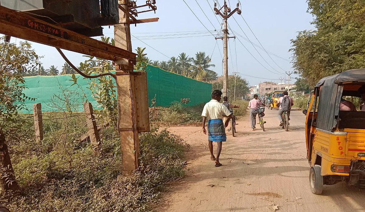 பள்ளிக்குச் செல்லும் வழியில் டாஸ்மாக்?