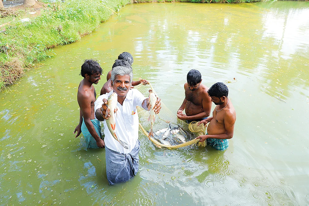மீன்களுடன் விஜயகுமார்
