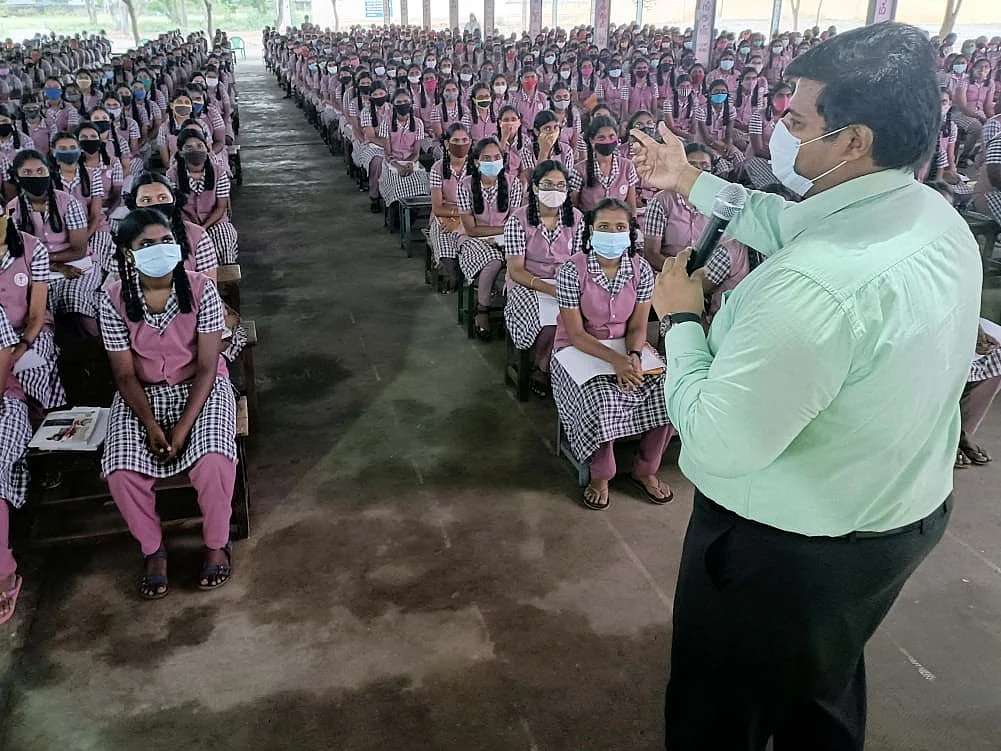`பயப்பட வேண்டியது நீங்கள் அல்ல!'- மாணவிகளுக்கு தைரியமூட்டும் `நிமிர்ந்து நில் துணிந்து சொல்'