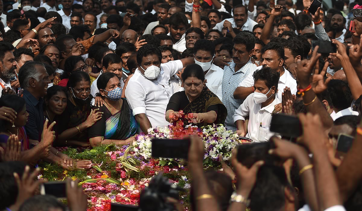 சசிகலாவால் அதிமுக-வை நெருங்கவே முடியாததன் பின்னணி என்ன..? 