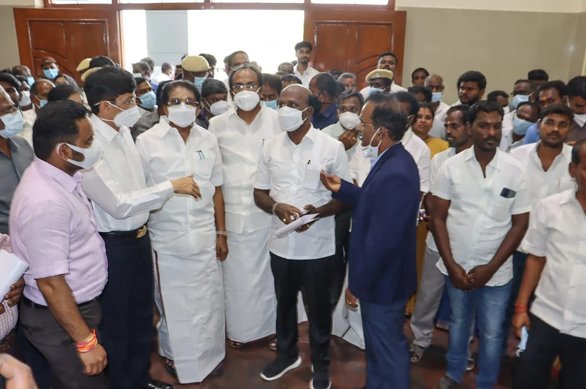 ஒமைக்ரான் பாதிப்பு: `தமிழகத்தில் ஒன்றரை லட்சம் படுக்கைகள் தயார்!' - அமைச்சர் மா.சுப்பிரமணியன் | Omicron preparation; One and a half lakh beds are ready in Tamil Nadu - Minister Ma Subramanian 2 ஆய்வு செய்த அமைச்சர்கள்