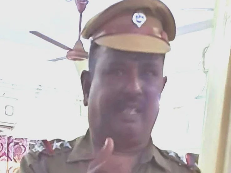 வேலூர்: `அண்ணன்கிட்ட சொல்லி வேற ஸ்டேஷனுக்கு மாத்துங்க...’ - மீண்டும் சர்ச்சையில் சிக்கிய எஸ்.ஐ!