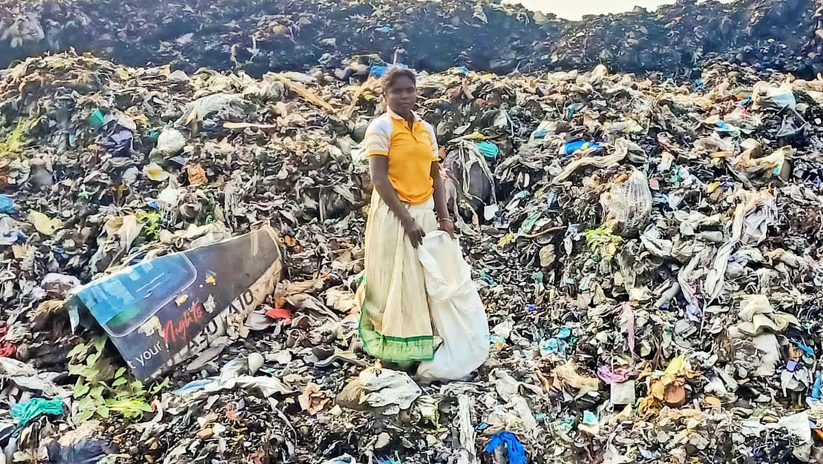 குப்பைக் குவியலுக்கு மத்தியில் அம்மு