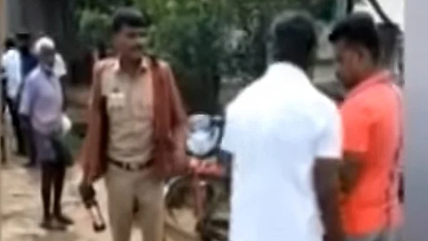 மது பாட்டிலுடன் காவலர் ராஜகுரு
