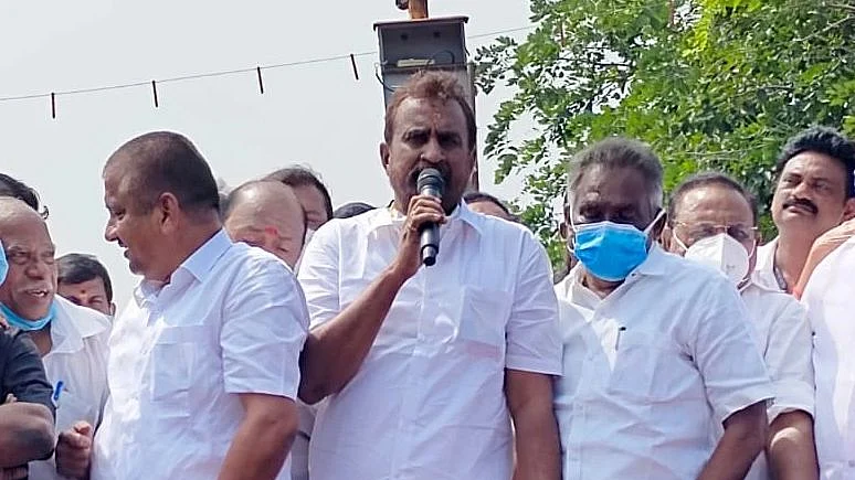 எஸ்.பி.வேலுமணி