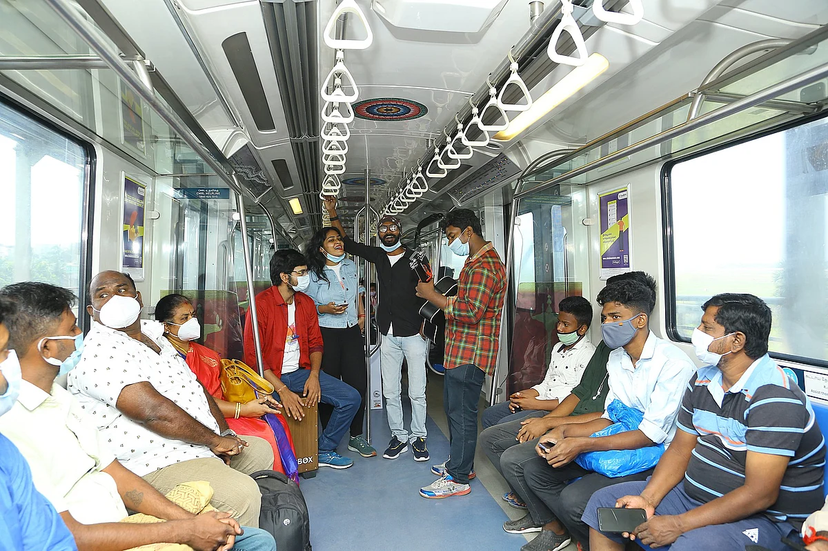 மெட்ரோவில் இசை நிகழ்ச்சி