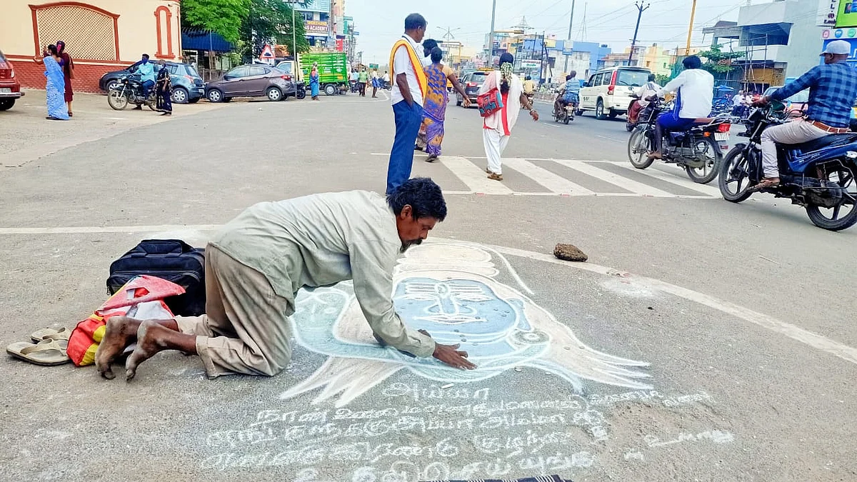 ஓவியம் வரையும் மாற்றுத்திறனாளி மணிகண்டன்