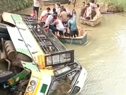 ஆந்திரா: கட்டுப்பாட்டை இழந்த அரசுப் பேருந்து... கோதாவரி ஆற்றில் கவிழ்ந்ததில் 9 பேர் பலி