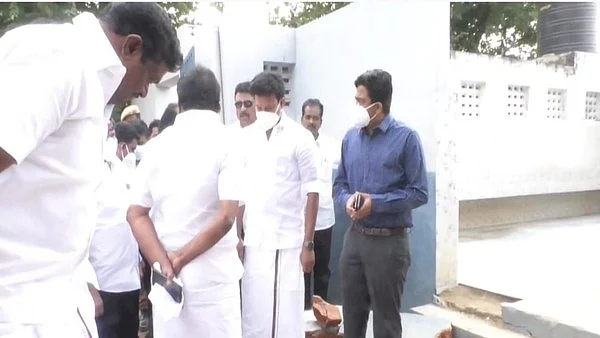 பள்ளியில் ஆய்வுசெய்த அமைச்சர்