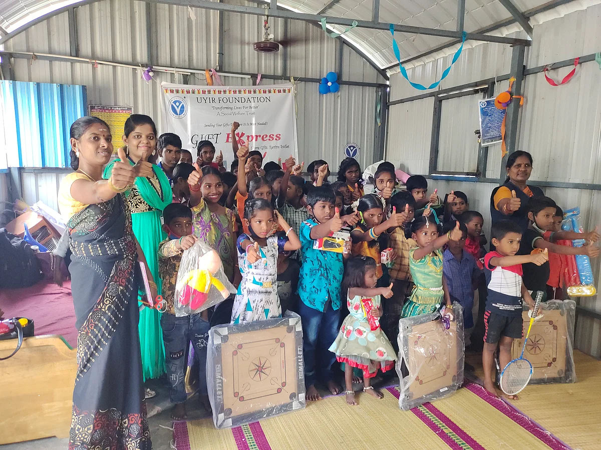 குழந்தைகளை மகிழ்ச்சியால் மலரவைத்த விஷ் ட்ரீ பரிசுகள்!