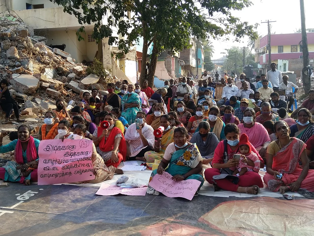 கொளத்தூர் ஆக்கிரமிப்பு அகற்றும் விவகாரம்: 5 நாள் தொடர் போராட்டம், கைது நடவடிக்கை! | kolathur 60 house demolition by corporation, people protesting 2 போராடிய கொளத்தூரி தொகுதி மக்கள்