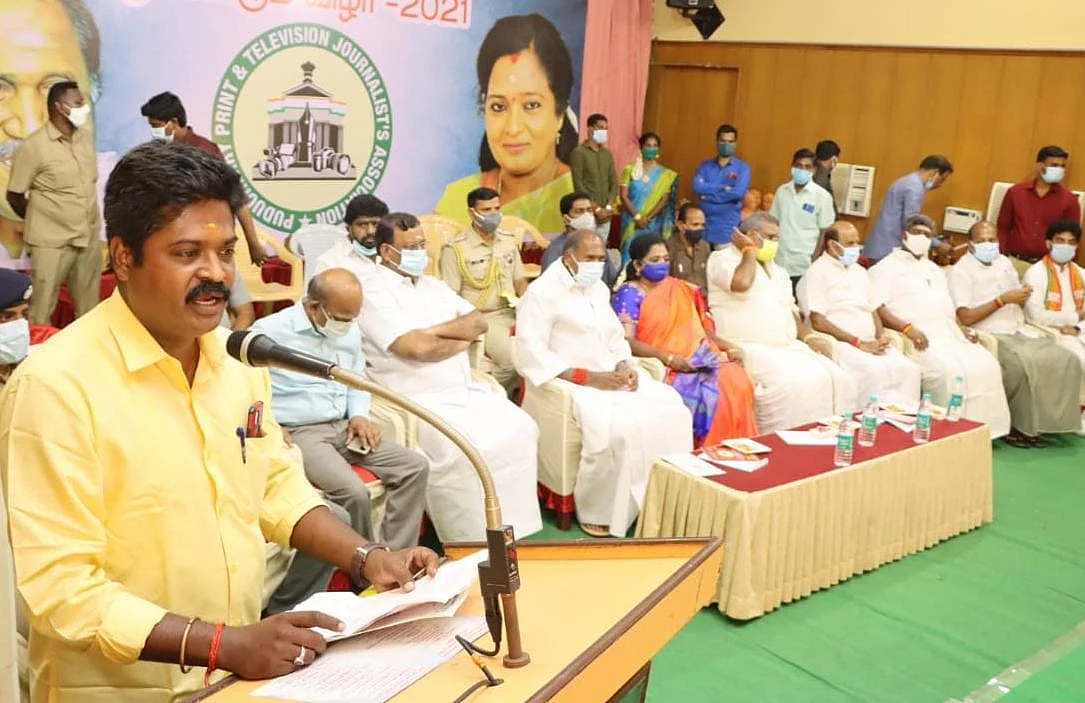 `தடுப்பூசிக்காக கவர்னர் வீதி வீதியாக செல்கிறார்!' - முதல்வர் ரங்கசாமி பாராட்டு