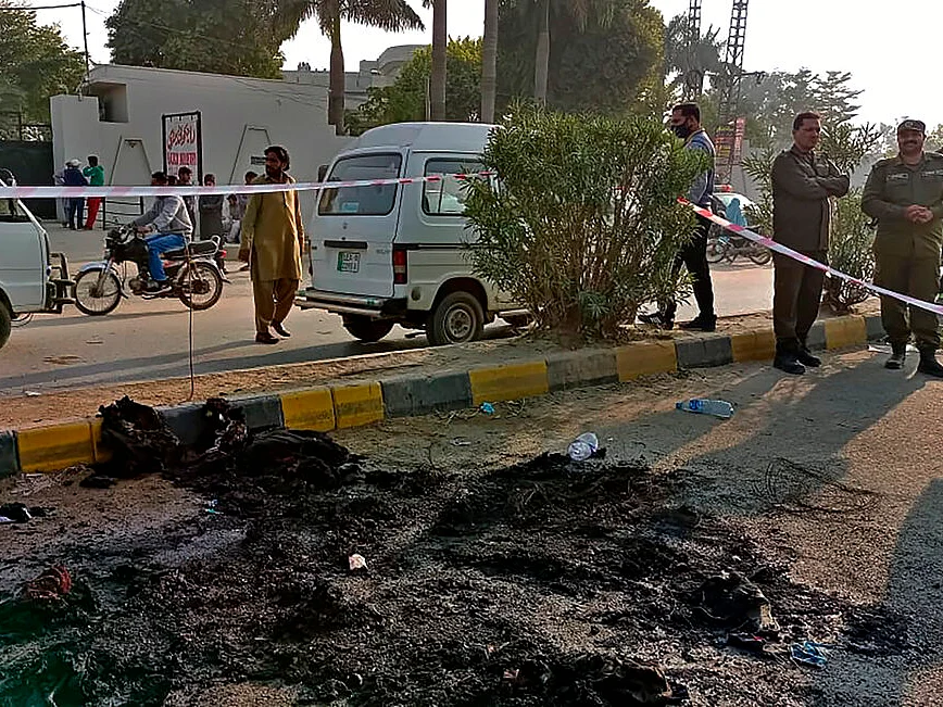பாகிஸ்தான்: உலகை உலுக்கிய கோர சம்பவம்... இலங்கையைச் சேர்ந்தவர் உயிரோடு எரித்துக் கொல்லப்பட்ட கொடூரம்