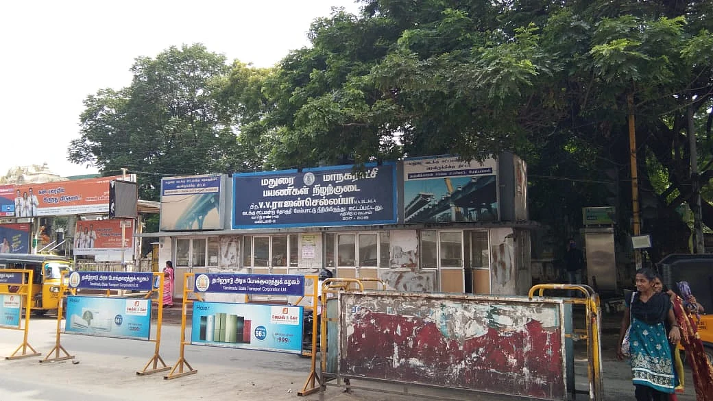 மதுரை: `பல லட்சம் ரூபாயில் நிழற்குடை அமைத்தும் பயன் இல்லை..! -பராமரிப்பின்றி மக்கள் அவதி
