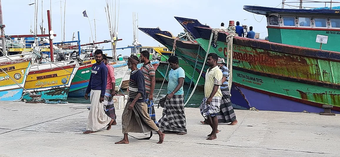 கைது செய்யப்பட்ட மீனவர்கள்