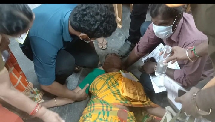 தஞ்சாவூர்: நலத்திட்ட உதவிகள் வழங்குவதில் காலதாமதம்; மேடையில் மயங்கி விழுந்த மூதாட்டியால் பரபரப்பு!