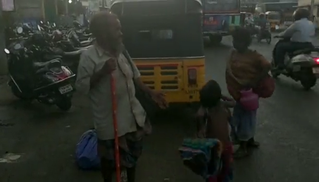 பஸ்ஸில் இருந்து இறக்கப்பட்ட நாடோடி குடும்பம்