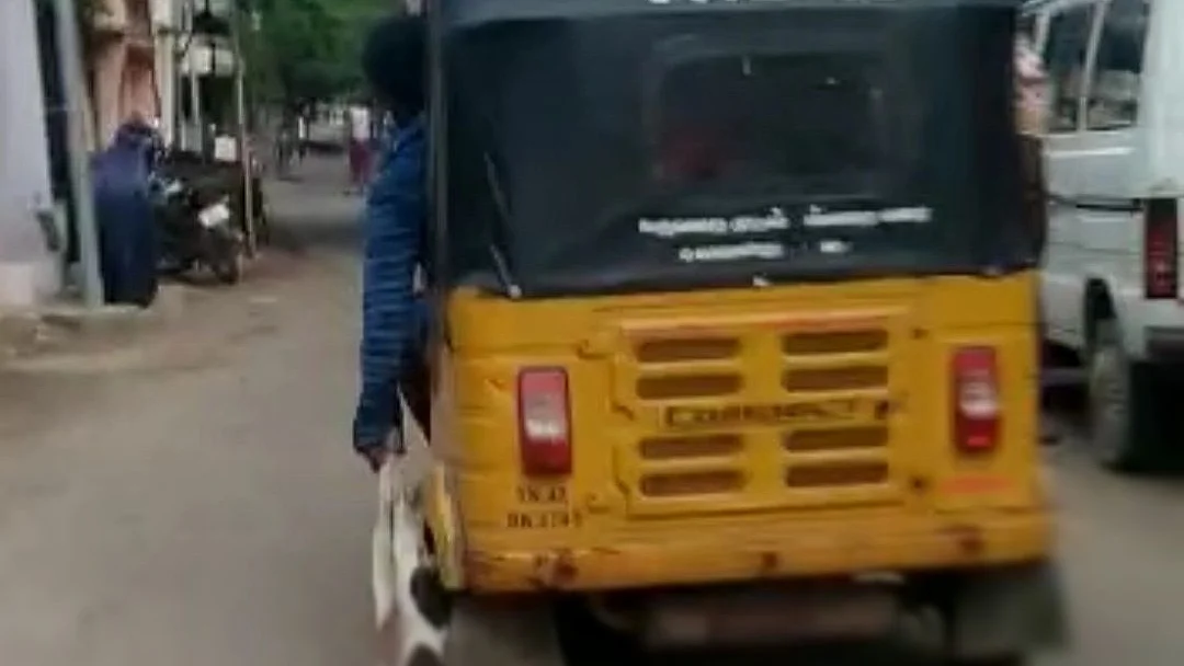 ஆட்டோவில் இழுத்துச் செல்லப்படும் நாய்