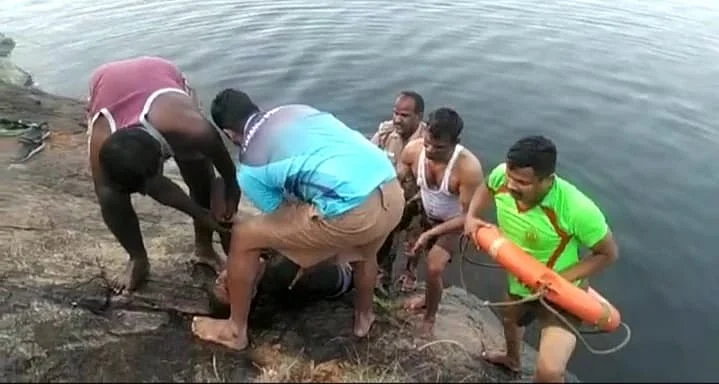 மீட்டனர்