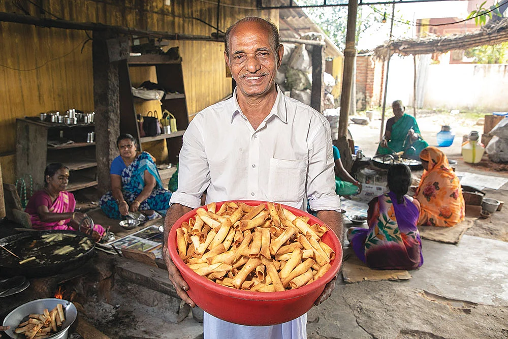கோக்கனட் ஸ்வீட் ரோல் விற்பனையில் கலக்கும் அறந்தாங்கி பாவா..!