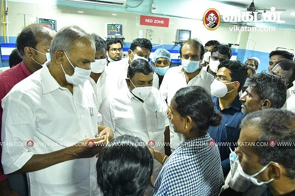 உறவினர்களுக்கு ஆறுதல் தெரிவிக்கும் சபாநாயகர் அப்பாவு