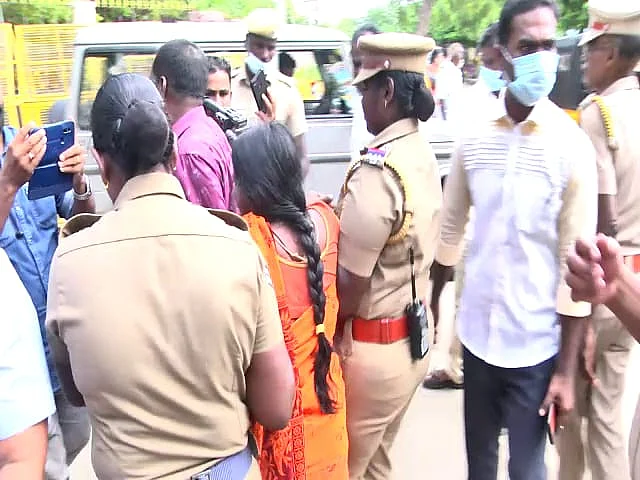 போலீஸாரால் அழைத்துச் செல்லப்பட்ட மாரியம்மாள்