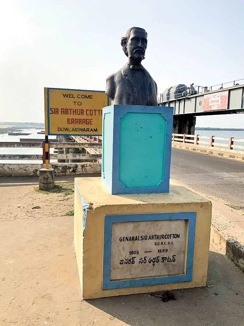 ஆர்தர் காட்டன் சிலை