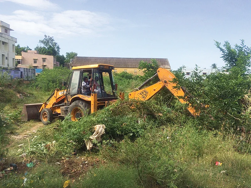 சீரமைப்புப் பணியில்