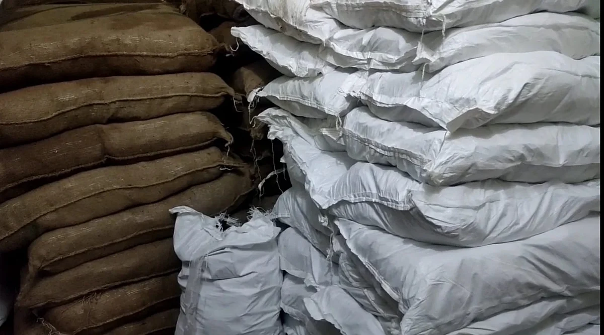 தேங்காய் மட்டைகளுக்குள் கடத்திவரப்பட்ட 75 மூட்டை புகையிலைப் பொருள்கள்