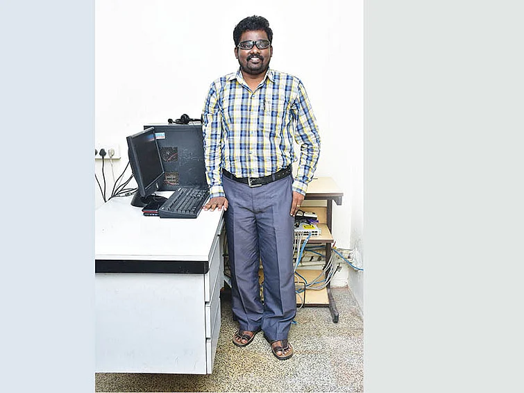 ஐ.டி முதல் வங்கி வரை... விழிச்சவாலுடன் சாதித்த இளைஞர்!