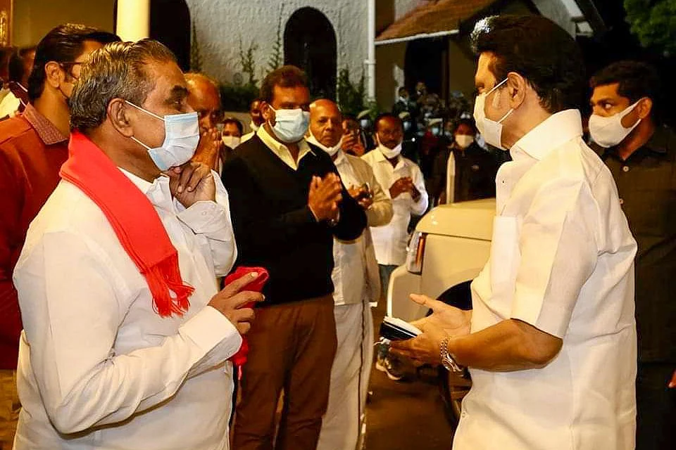 பதறும் அமைச்சர் பெரியகருப்பன் முதல் முதல்வரை மடைமாற்றிய முபாரக் வரை! - கழுகார் அப்டேட்ஸ்