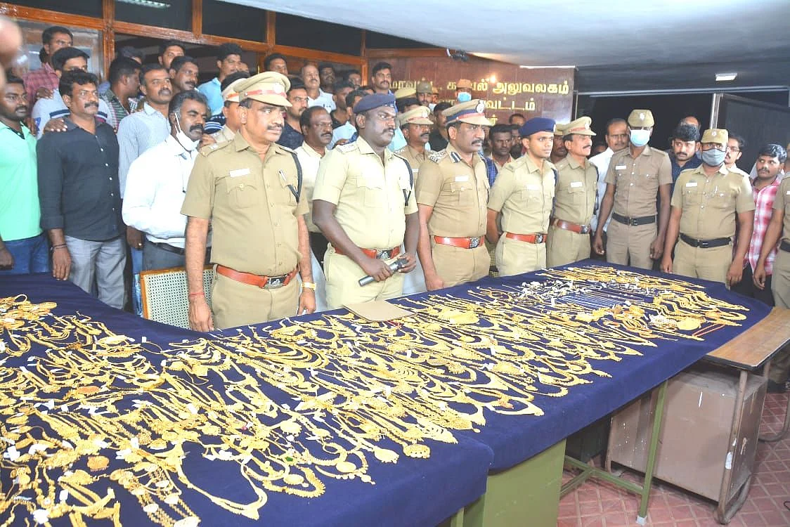 மீட்கப்பட்ட நகைகளுடன்...