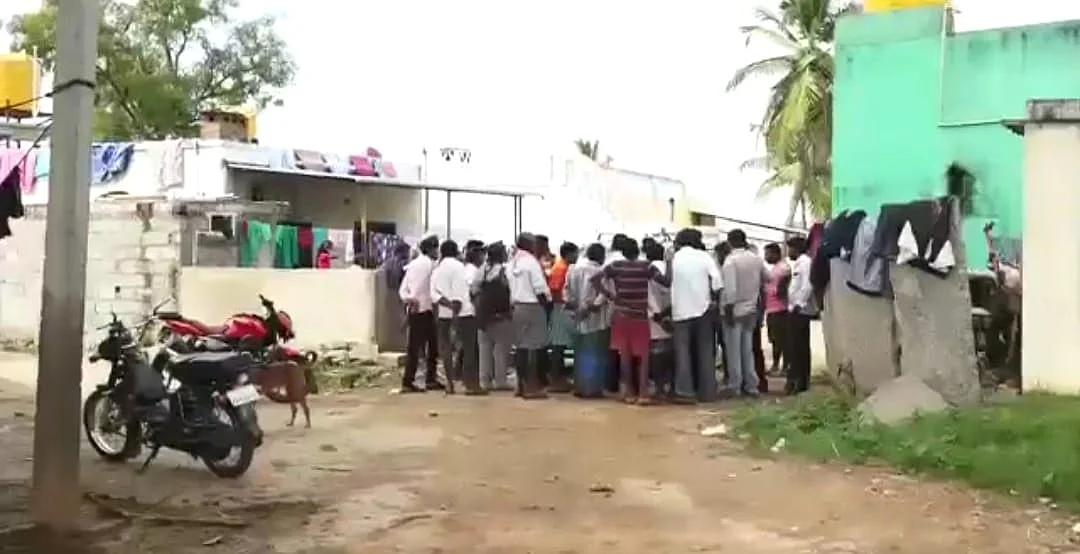 நாராஜப்பா வீடு முன்பு கூடிய பொதுமக்கள்