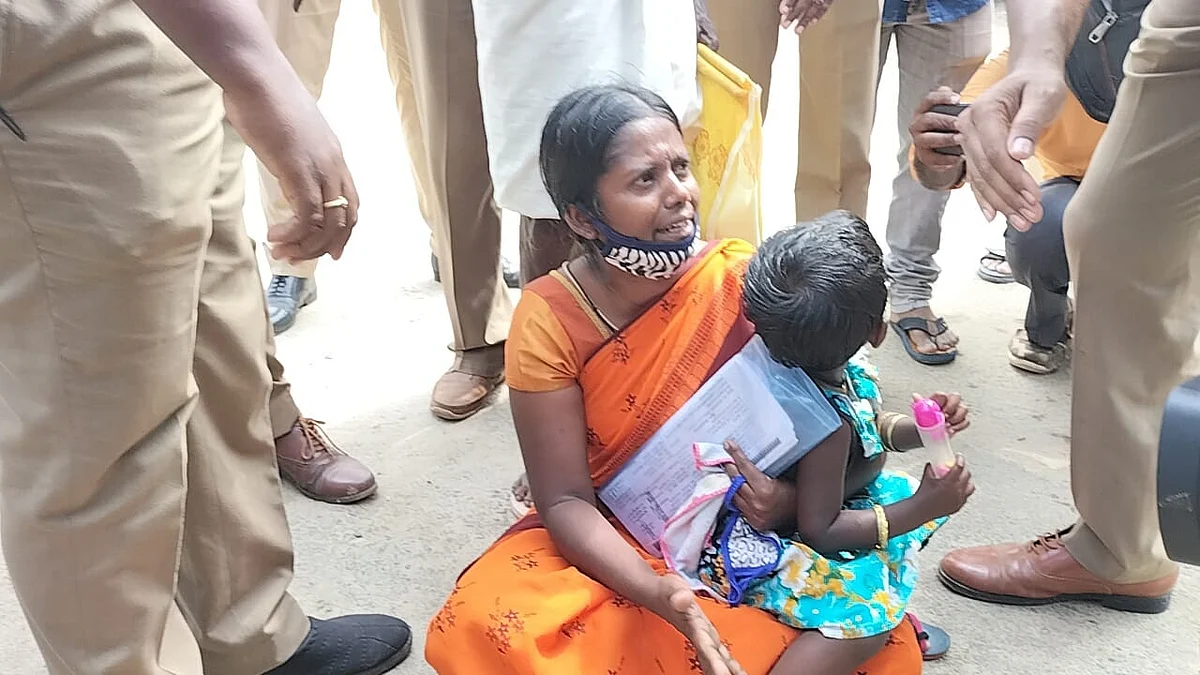 தர்ணாவில் ஈடுபட்ட மாரியம்மாள்