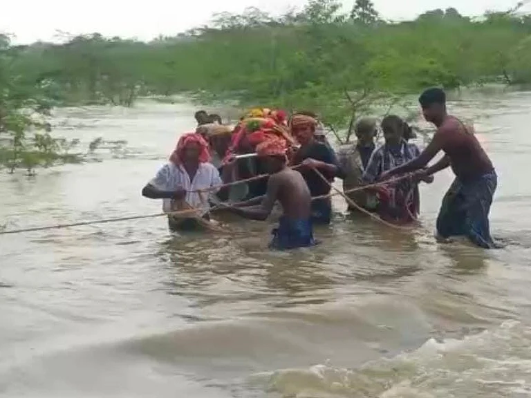 விருதுநகர்: இடுப்பளவு மழைவெள்ளம்! - இறந்தவரின் உடலைக் கயிறு கட்டித் தூக்கிச் செல்லும் அவலம்!