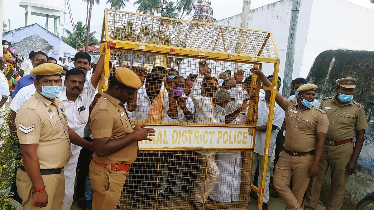 தங்கமணி வீட்டின் முன்பு குவிந்த அ.தி.மு.கவினர்