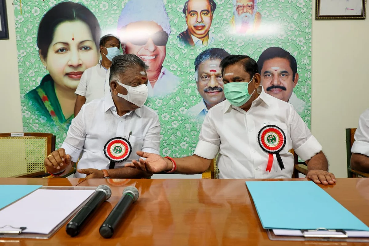 அதிமுக செயற்குழுவில் பன்னீர்செல்வம் - எடப்பாடி பழனிசாமி